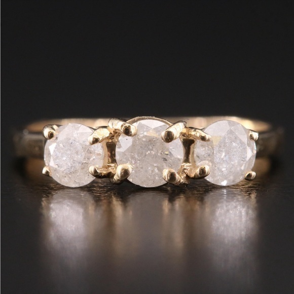 - 10k solid yellow gold Genuine Diamond ring - Picture 1 of 8